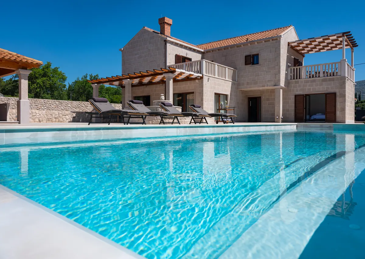The pool with Roman steps in front of the villa
